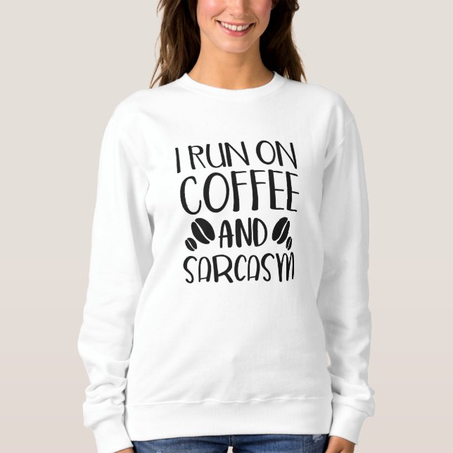 I Springa om kaffe och Sarcasm T Shirt (Framsida)