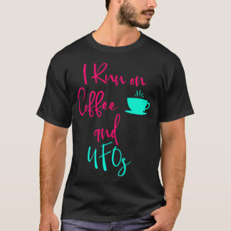 I Springa om kaffe och Ufos Cute Alien-citat T Shirt