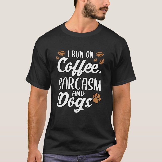 I Springa om kaffe Sarcasm och Hundar marionett Ta T Shirt (Framsida)