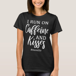 I Springa om koffein och Kisses Funny Momlife Gift T Shirt