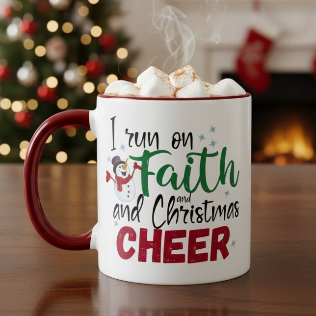 I Springa på Faith och julCheer Två-Tonad Mugg (I Run On Faith and Christmas Cheer Two-Tone Coffee Mug)