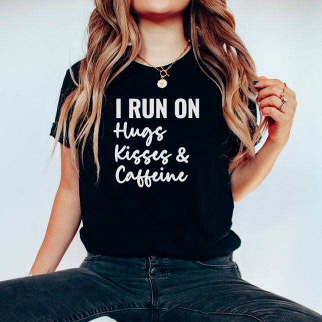 I Springa på Hugs Kisses och koffeinsjöfart T Shirt (Skapare uppladdad)