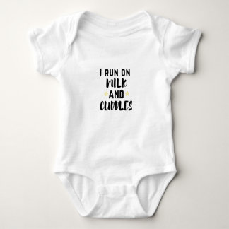 I Springa på Mjölk och Cuddles Baby Bodykostym T Shirt
