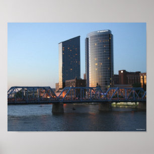 I stadens centrum Grand Rapids på skymningen Poster
