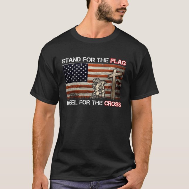 I Stand For The Flag And Kneel For The Cross T Shirt (Framsida)