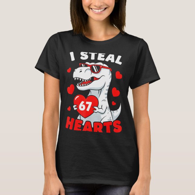 I Steal 67 Hearts Funny 67 Valentine Dinosaur Men  T Shirt (Framsida)