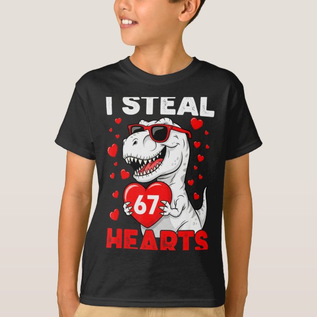 I Steal 67 Hearts Funny 67 Valentine Dinosaur Men  T Shirt (Framsida)
