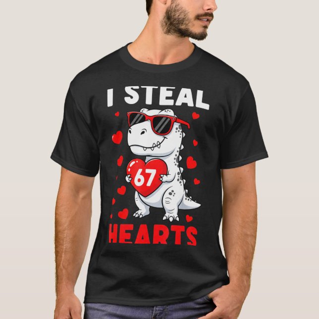 I Steal 67 Hearts Funny 67 Valentine Dinosaur Men  T Shirt (Framsida)