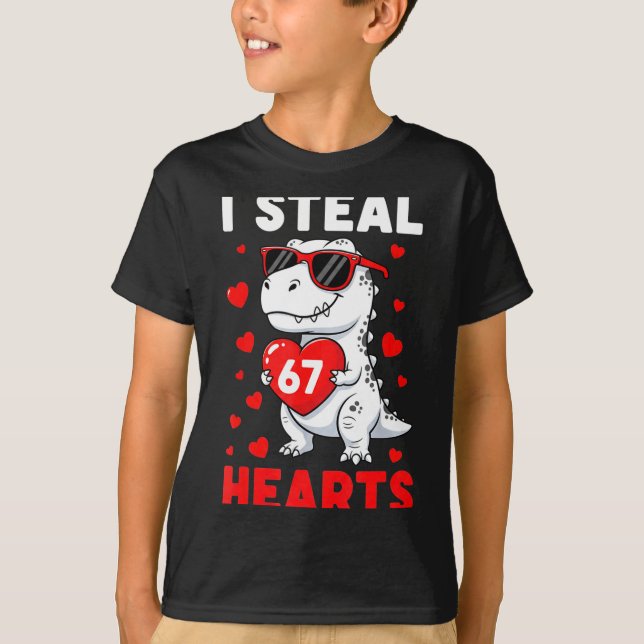 I Steal 67 Hearts Funny 67 Valentine Dinosaur Men  T Shirt (Framsida)