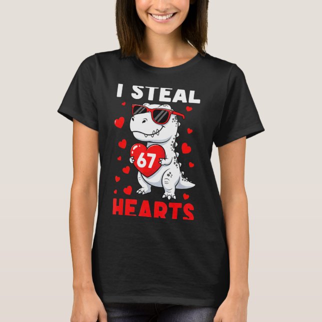 I Steal 67 Hearts Funny 67 Valentine Dinosaur Men  T Shirt (Framsida)