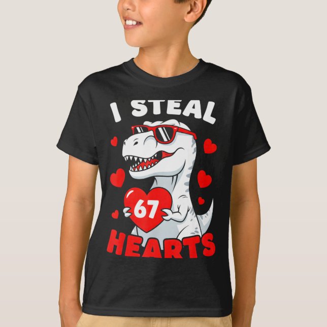 I Steal 67 Hearts Funny 67 Valentine Dinosaur Men  T Shirt (Framsida)