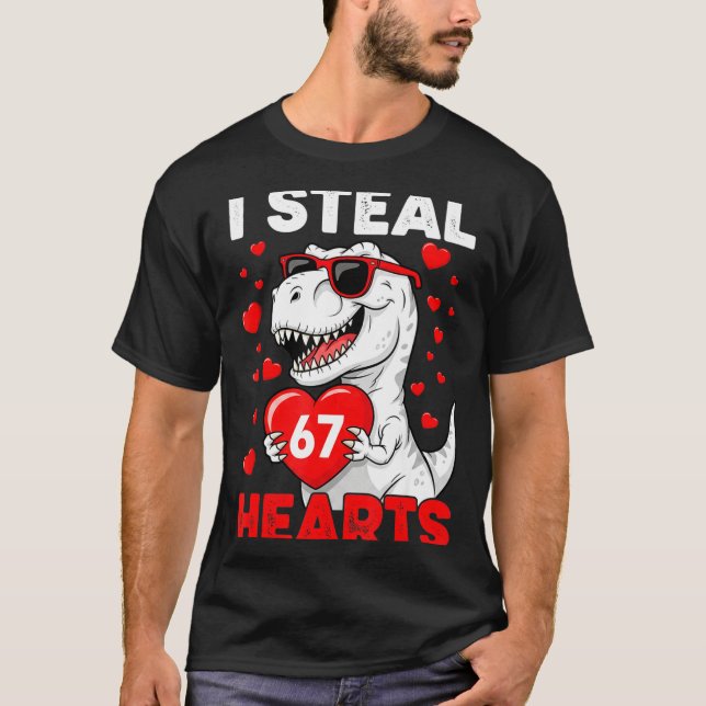 I Steal 67 Hearts Funny 67 Valentine Dinosaur Men  T Shirt (Framsida)