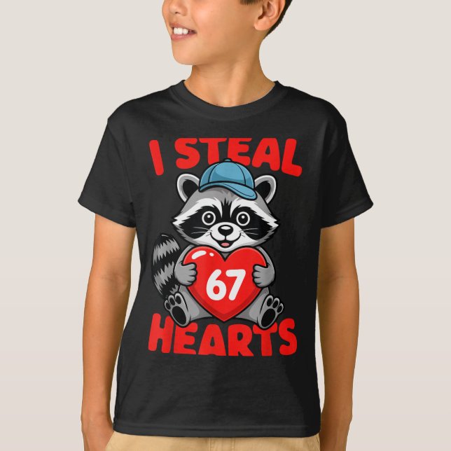 I Steal 67 Hearts Funny 67 Valentine Raccoon Men B T Shirt (Framsida)