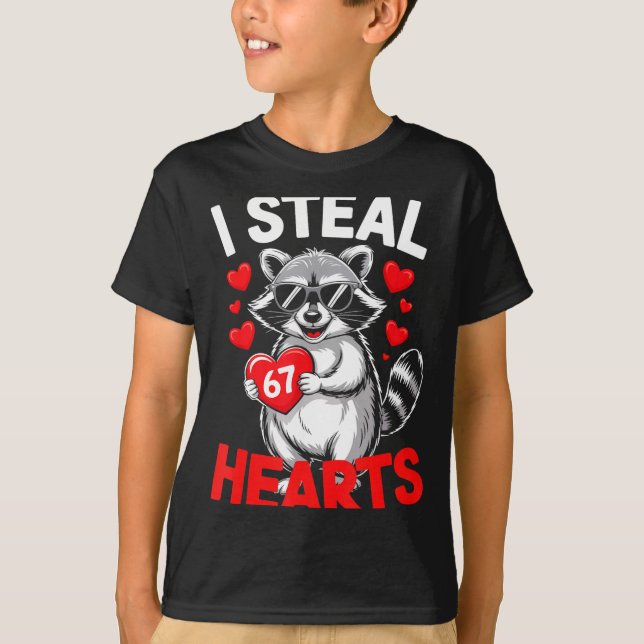I Steal 67 Hearts Funny 67 Valentine Raccoon Men B T Shirt (Framsida)
