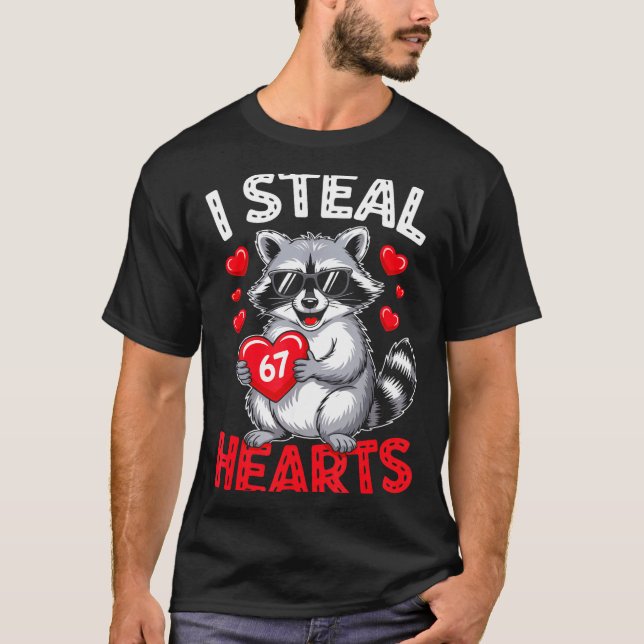 I Steal 67 Hearts Funny 67 Valentine Raccoon Men B T Shirt (Framsida)