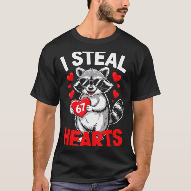 I Steal 67 Hearts Funny 67 Valentine Raccoon Men B T Shirt (Framsida)