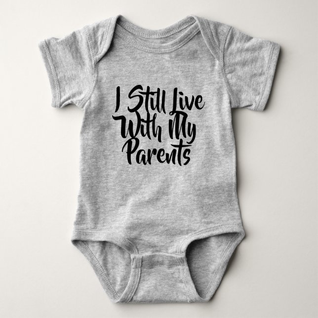 I STILL LIVE WITH MY PARENTS BABY BODYSUITE T SHIRT (Framsida)