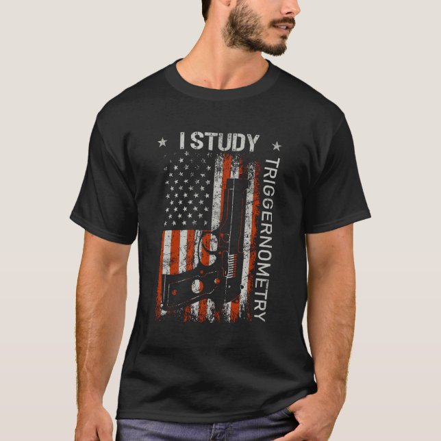 I Study Triggernometry Gun American Flagga on Back T Shirt (Framsida)