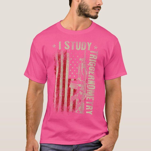 I Study Triggernometry Gun American Flagga on Back T Shirt (Framsida)