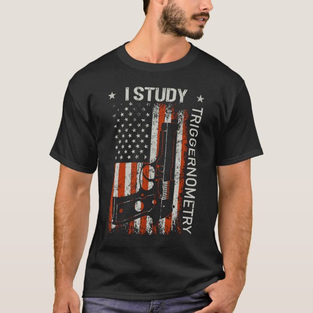 I Study Triggernometry Gun American Flagga on Back T Shirt (Framsida)