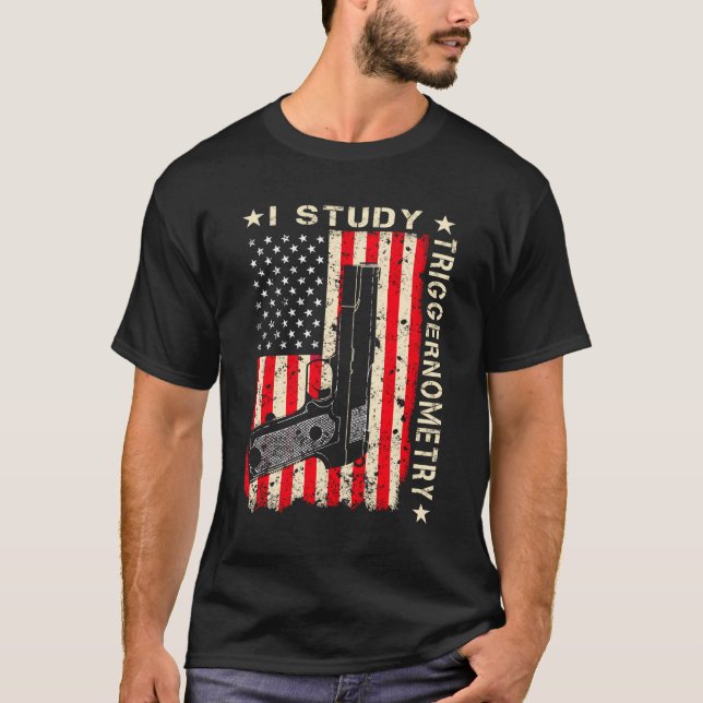 I Study Triggernometry Gun on Back 2nd Amendment G T Shirt (Framsida)