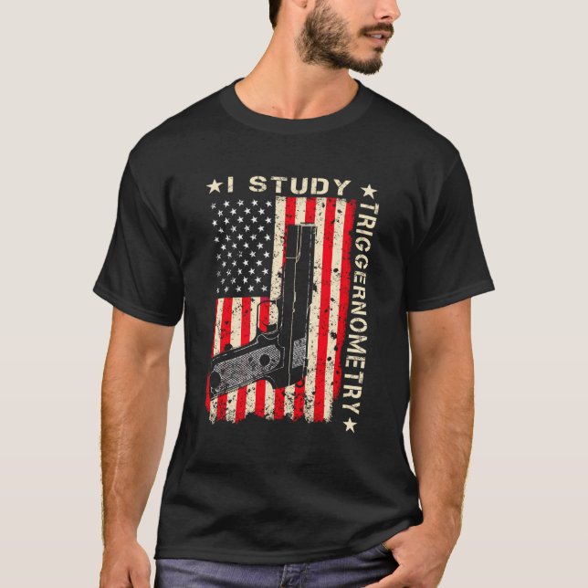 I Study Triggernometry Gun on Back 2nd Amendment G T Shirt (Framsida)