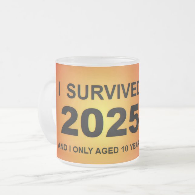 I Survived 2025  Frostad Glasmugg (Framsida vänster)