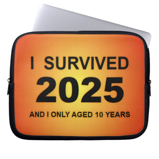 I Survived 2025  Laptop Fodral (Framsidan)
