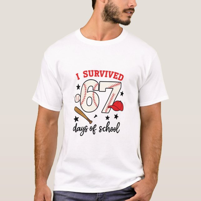 I Survived 67 Days of School Baseball Sport 100   T Shirt (Framsida)