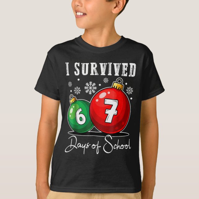 I Survived 67 Days Of School Christmas Candy Cane  T Shirt (Framsida)