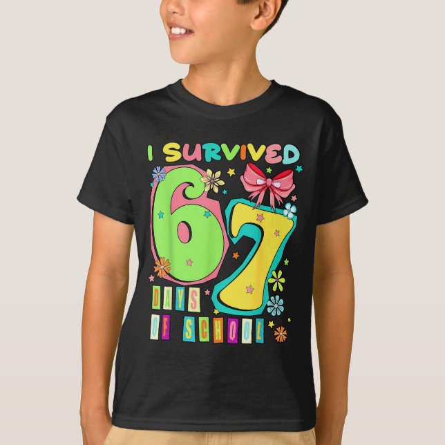 I Survived 67 Days Of School Coquette Bow Teachers T Shirt (Framsida)