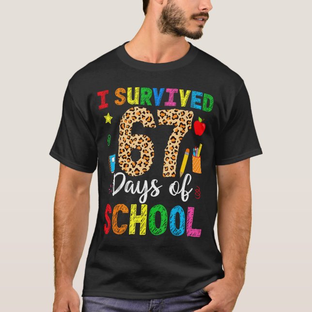 I Survived 67 Days Of School Funny 67 Teacher Stud T Shirt (Framsida)