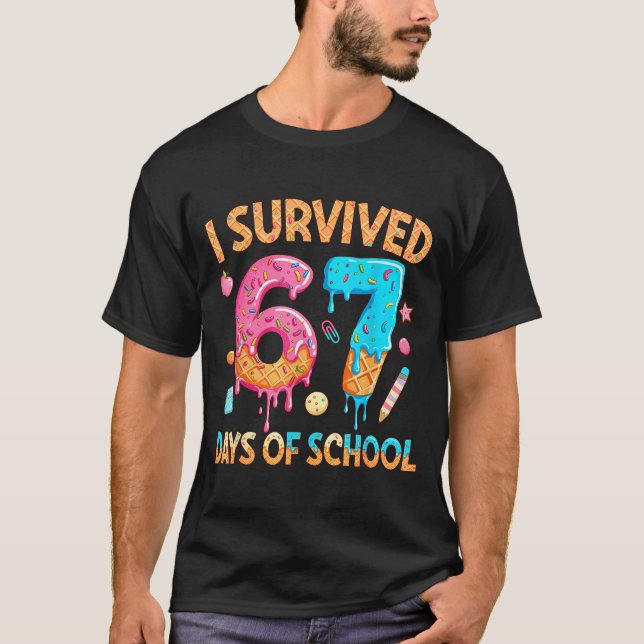I Survived 67 Days Of School Funny 67 Teacher Stud T Shirt (Framsida)