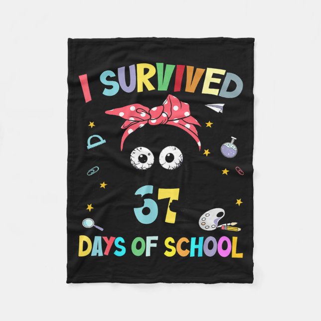 I Survived 67 Days Of School Funny Black Cat Six S Fleecefilt (Framsidan)