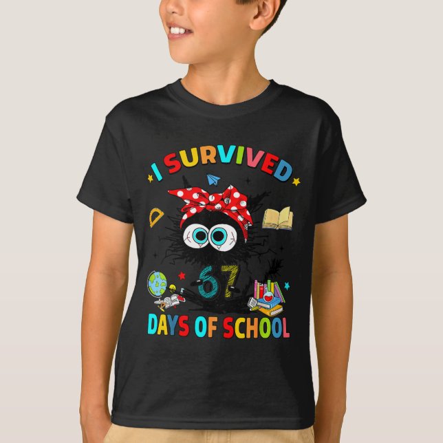 I Survived 67 Days Of School Funny Black Cat Six S T Shirt (Framsida)