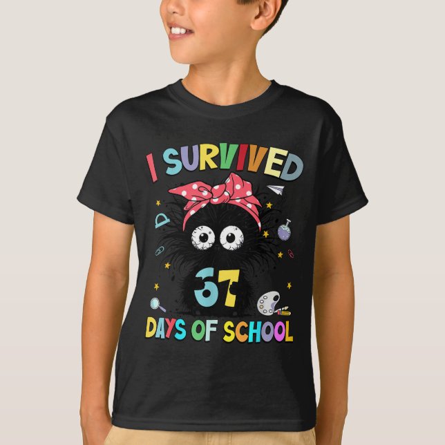 I Survived 67 Days Of School Funny Black Cat Six S T Shirt (Framsida)