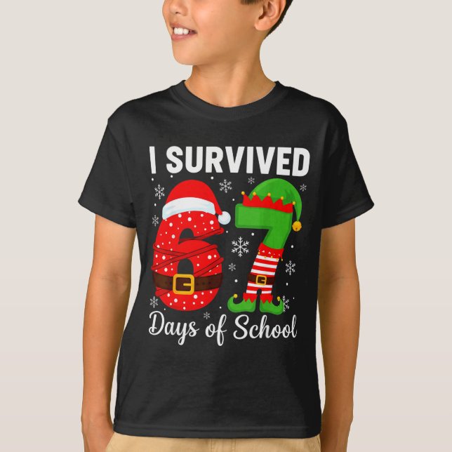 I Survived 67 Days Of School Funny Elf Christmas S T Shirt (Framsida)