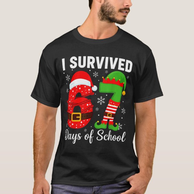 I Survived 67 Days Of School Funny Elf Christmas S T Shirt (Framsida)