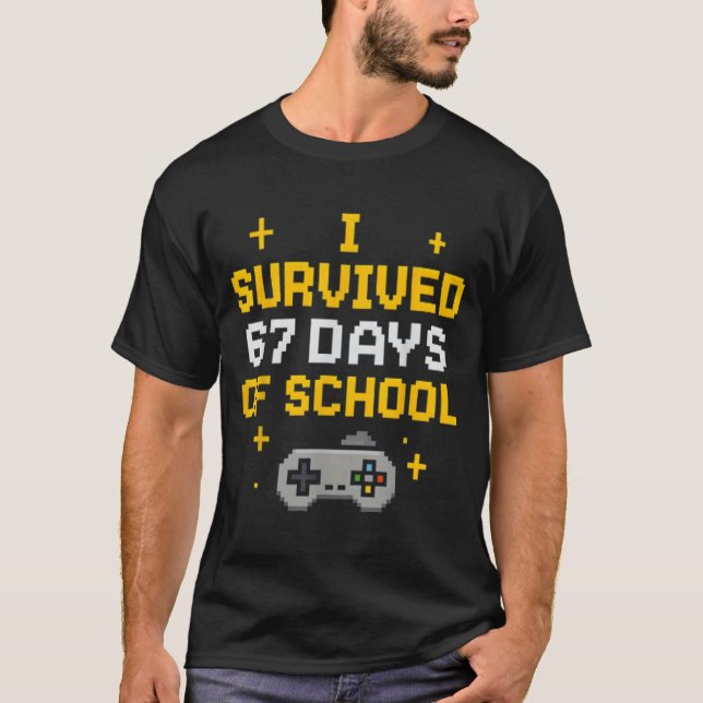 I Survived 67 Days Of School Funny Gamer Student M T Shirt (Framsida)
