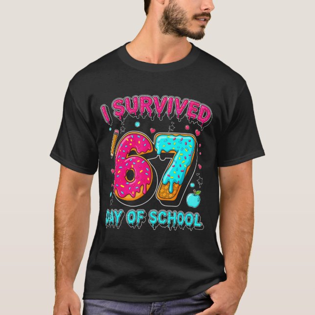 I Survived 67 Days Of School Funny Meme Teacher St T Shirt (Framsida)