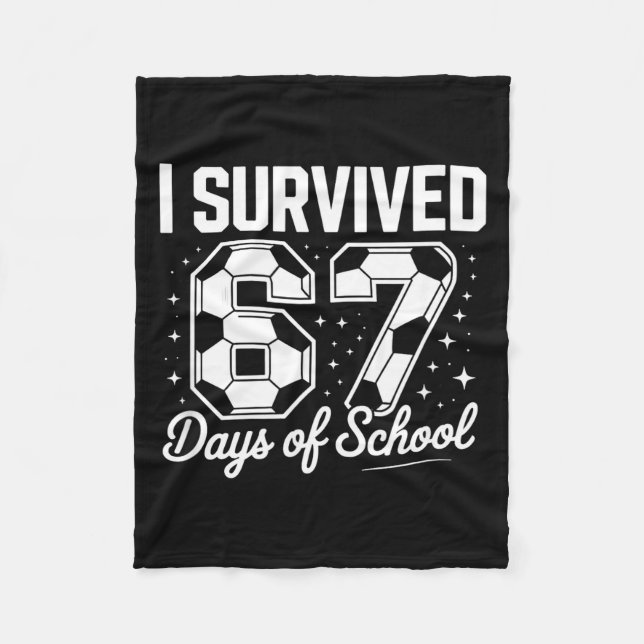 I Survived 67 Days Of School Funny Soccer  Fleecefilt (Framsidan)