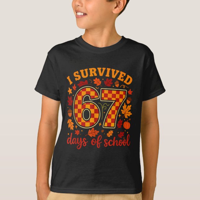 I Survived 67 Days Of School Funny Teacher Thanksg T Shirt (Framsida)