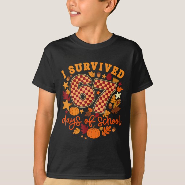 I Survived 67 Days Of School Funny Teacher Thanksg T Shirt (Framsida)
