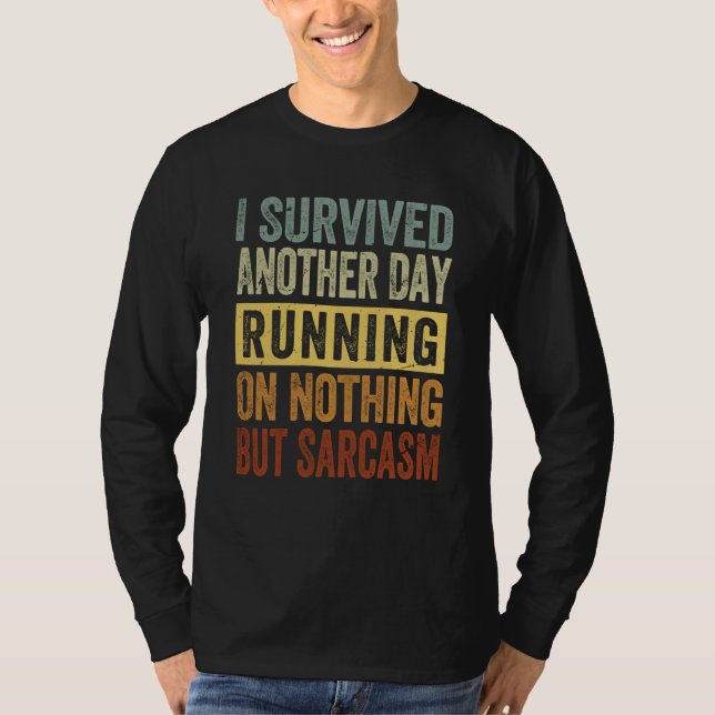 I Survived Another Day Running On Nothing But Sarc T Shirt (Framsida)