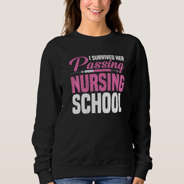 I Survived Her Passing Nursing School T Shirt (Framsida)