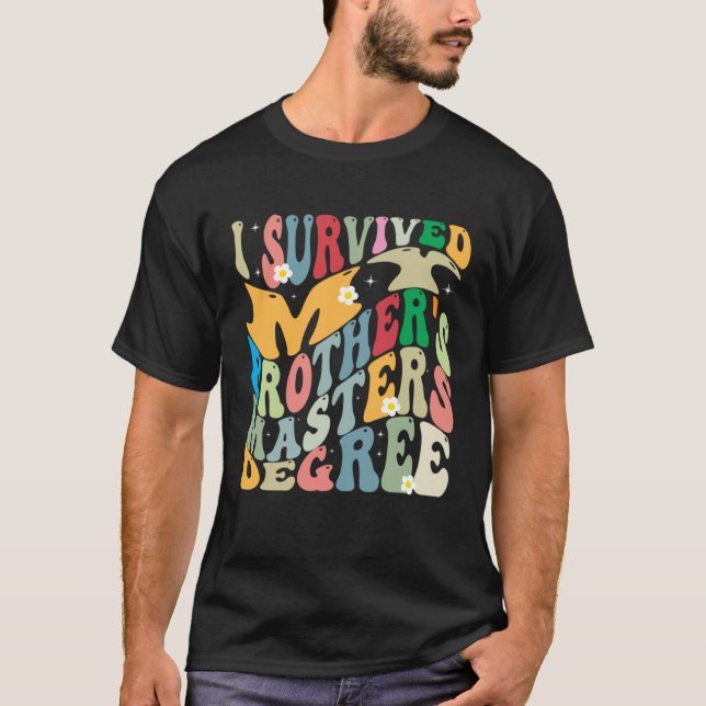 I Survived My Brother's Masters Degree Groovy Grad T Shirt (Framsida)
