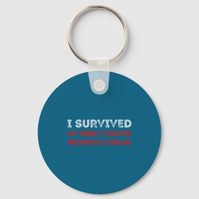 I Survived My First Coffee Without Sugar Funny Quo Nyckelring (Framsida)