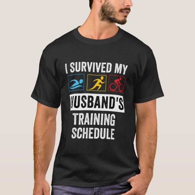 I Survived My Husband'S Training Schedule Triathle T Shirt (Framsida)