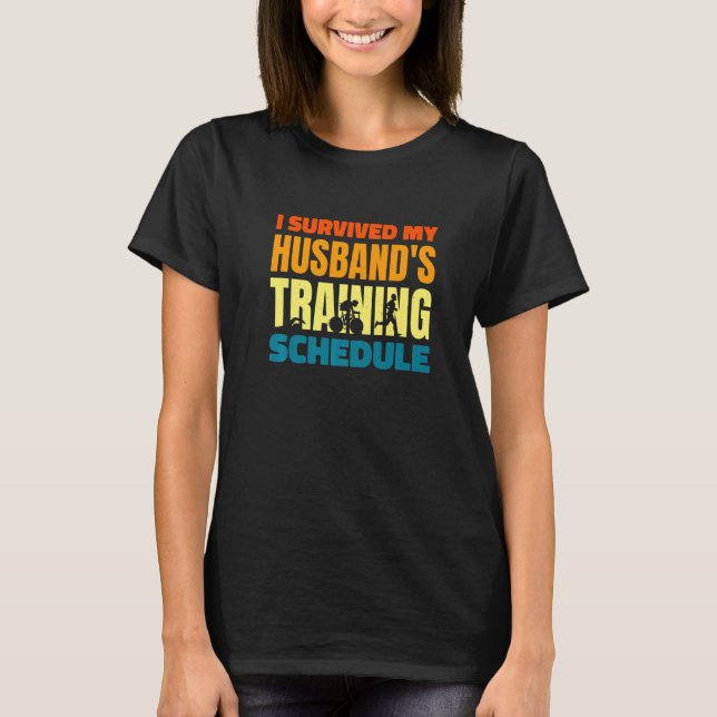 I Survived My Husband's Training Schedule Triathlo T Shirt (Framsida)