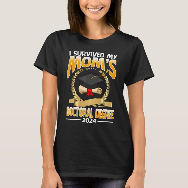 I Survived My Mom s Doctoral Degree 2024 T Shirt (Framsida)